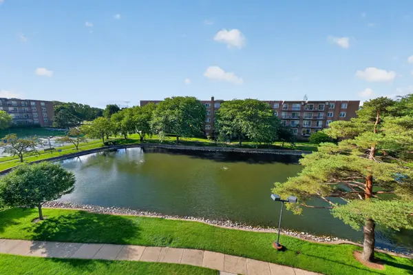 8001 W Courte DR #411, Niles, IL 60714