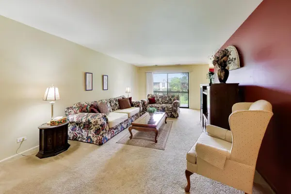 440 Raintree CT #2J, Glen Ellyn, IL 60137