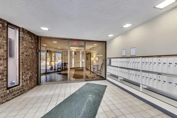 440 Raintree CT #2J, Glen Ellyn, IL 60137