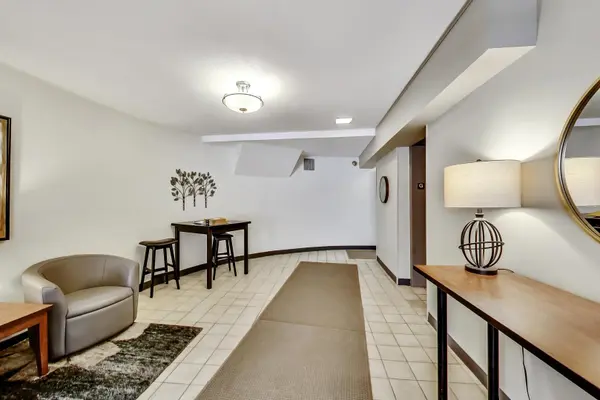 440 Raintree CT #2J, Glen Ellyn, IL 60137