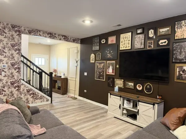 341 Red Oak CIR, Volo, IL 60020