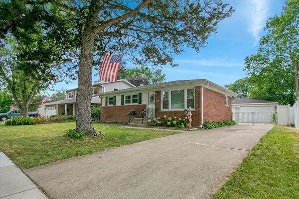 1402 S Robert DR, Mount Prospect, IL 60056