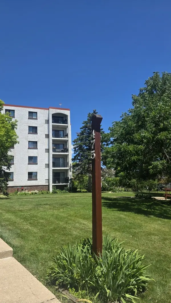 475 PLUM CREEK DR #401, Wheeling, IL 60090