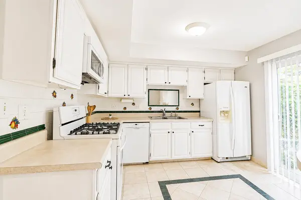 1348 Inverness DR, Elgin, IL 60120