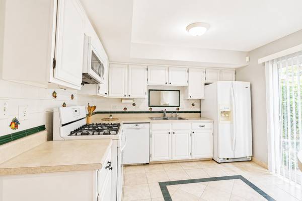 1348 Inverness DR, Elgin, IL 60120
