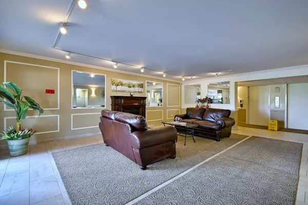 841 N York RD #226, Elmhurst, IL 60126