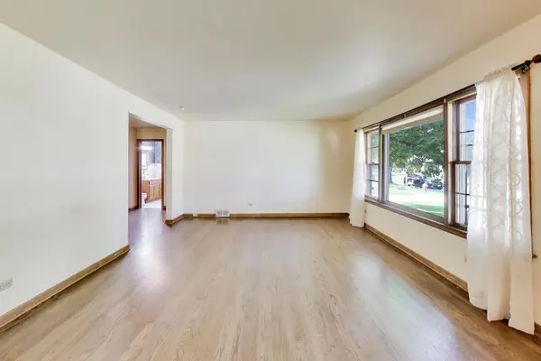 909 Worcester AVE, Westchester, IL 60154