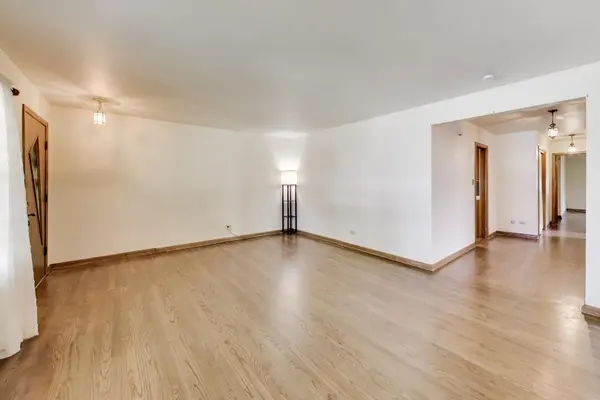 909 Worcester AVE, Westchester, IL 60154