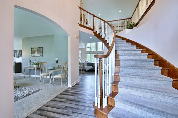 383 Country Oak LN, Inverness, IL 60067