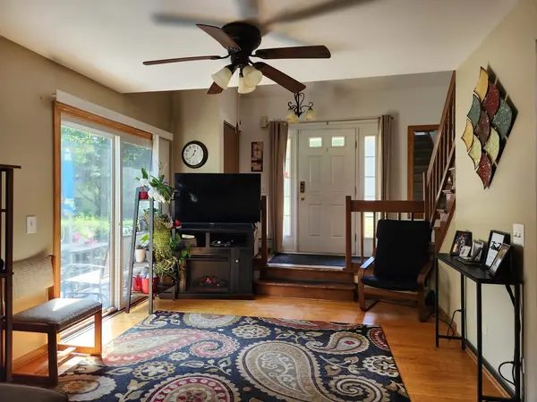 1349 Queensgreen CIR, Naperville, IL 60563