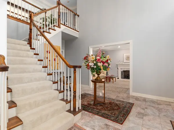 818 Fox Glen DR, St. Charles, IL 60174