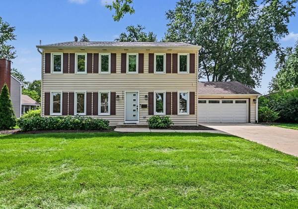 1120 Summit Hills LN, Naperville, IL 60563
