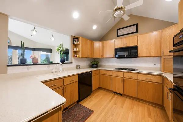 130 Surrey LN, Burr Ridge, IL 60527