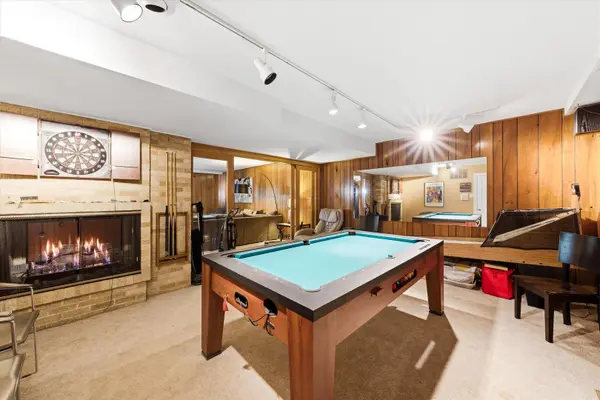 130 Surrey LN, Burr Ridge, IL 60527