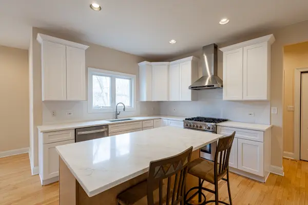 6441 Blackhawk TRL, Indian Head Park, IL 60525