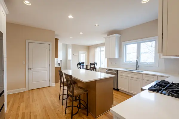 6441 Blackhawk TRL, Indian Head Park, IL 60525