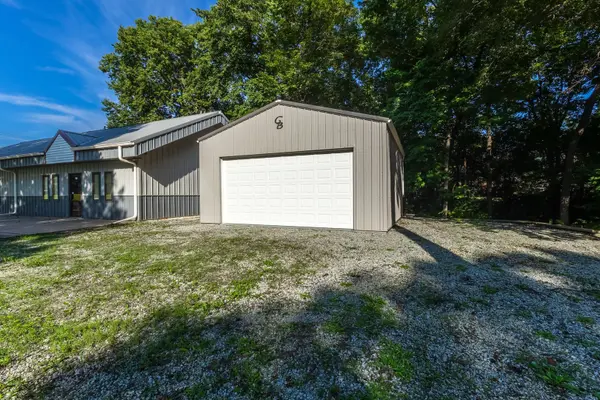 1698 Iowa DR, Leclaire, IA 52753