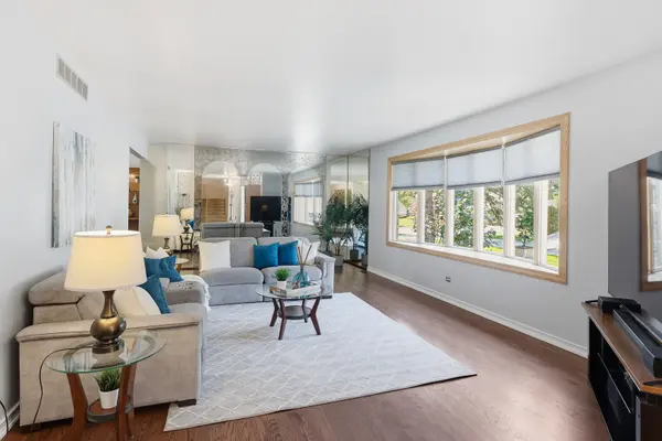 705 Ruskin DR, Elk Grove Village, IL 60007