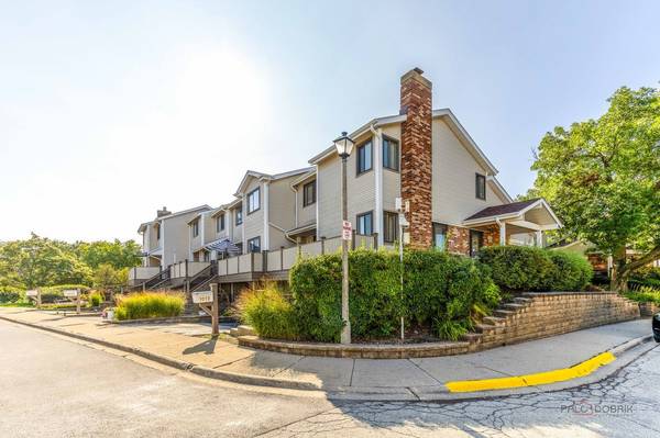 1013 Sussex DR, Northbrook, IL 60062