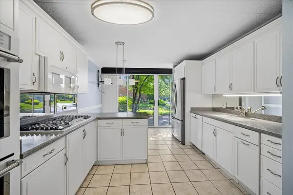 137 Avon RD, Northbrook, IL 60062