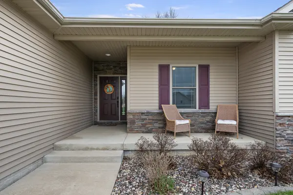510 Pinehurst DR, Eldridge, IA 52748