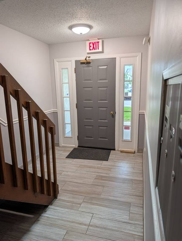 332 Essex CT #4, Wood Dale, IL 60191