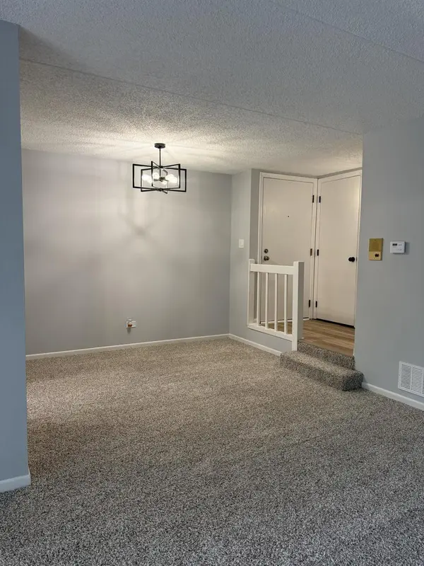2213 Wharf DR #401, Woodridge, IL 60517