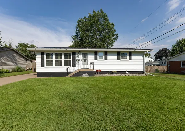 1412 Hiawatha LN, Camanche, IA 52730