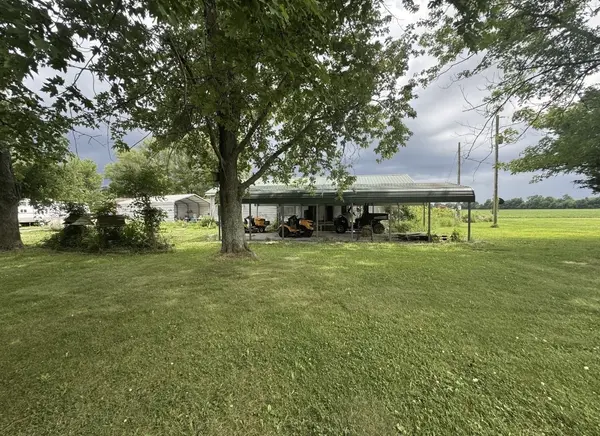 742 Osage LN, Flora, IL 62839