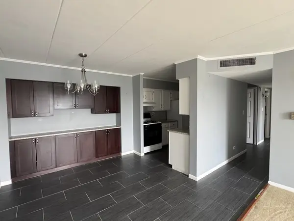 300 S Roselle RD #522, Schaumburg, IL 60193