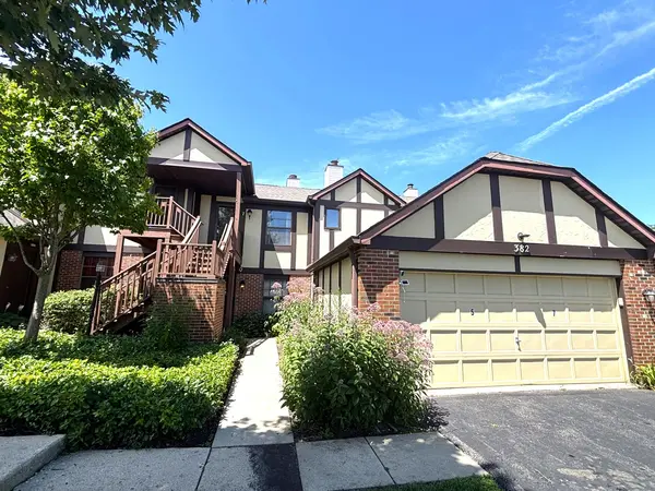 382 Sandhurst CIR #7, Glen Ellyn, IL 60137