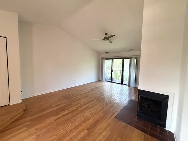 382 Sandhurst CIR #7, Glen Ellyn, IL 60137