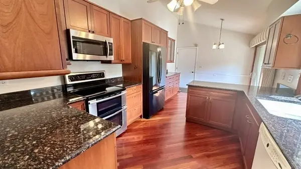 12 Kent CT, Willowbrook, IL 60527