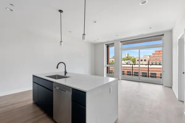 2411 N Lincoln AVE #403, Chicago, IL 60614