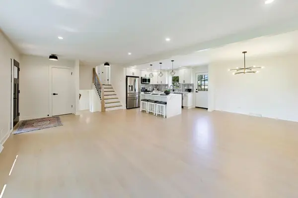 910 E Kimber LN, Arlington Heights, IL 60005