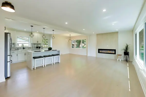 910 E Kimber LN, Arlington Heights, IL 60005