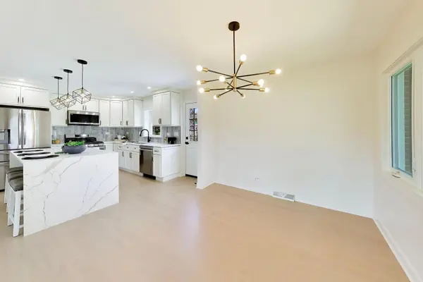 910 E Kimber LN, Arlington Heights, IL 60005