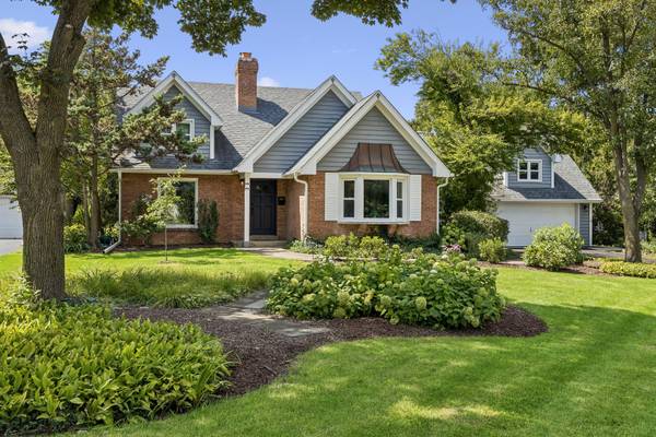 210 Eastern AVE, Clarendon Hills, IL 60514