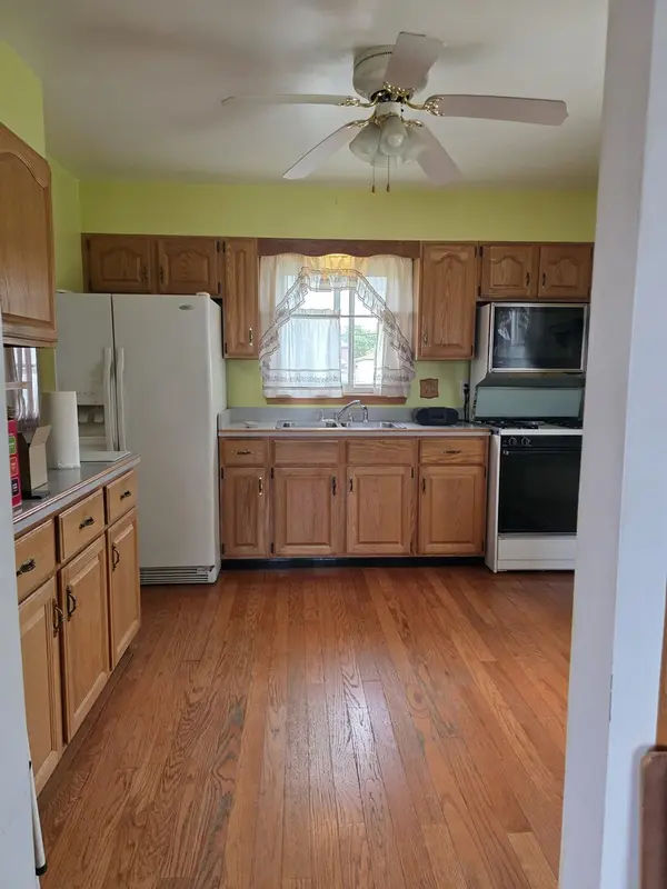8225 New Castle AVE, Burbank, IL 60459