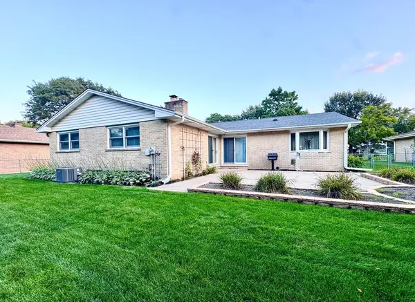 1610 E Dogwood LN, Mount Prospect, IL 60056