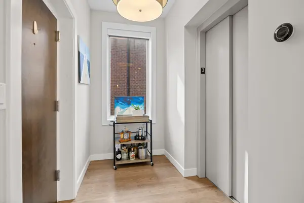 2301 W Wolfram ST #2, Chicago, IL 60618