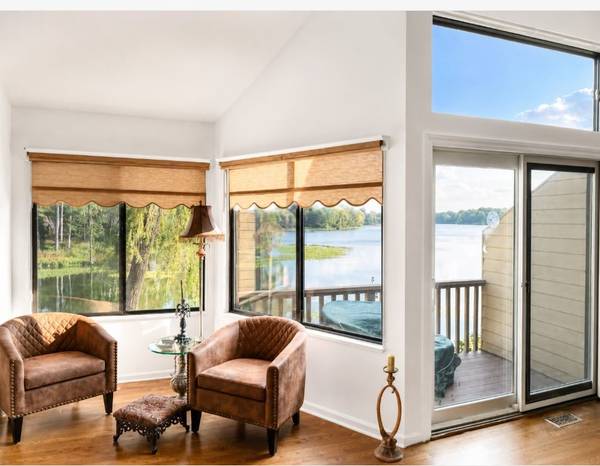 327 Indian PT, Lake Barrington, IL 60010