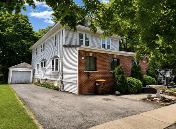 817 Blakely ST, Woodstock, IL 60098