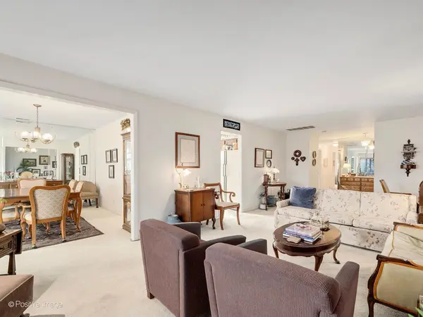1S055 Spring RD #2C, Oakbrook Terrace, IL 60181
