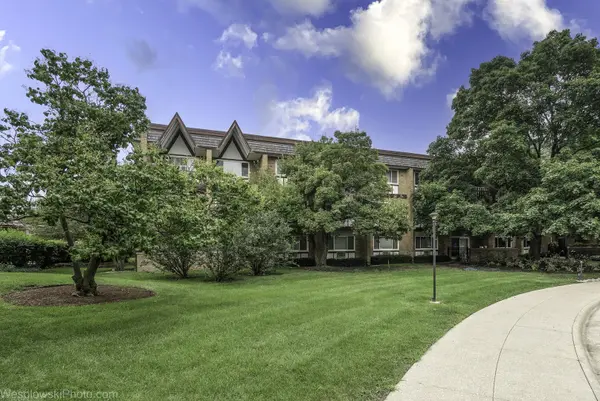360 Claymoor RD #2C, Hinsdale, IL 60521
