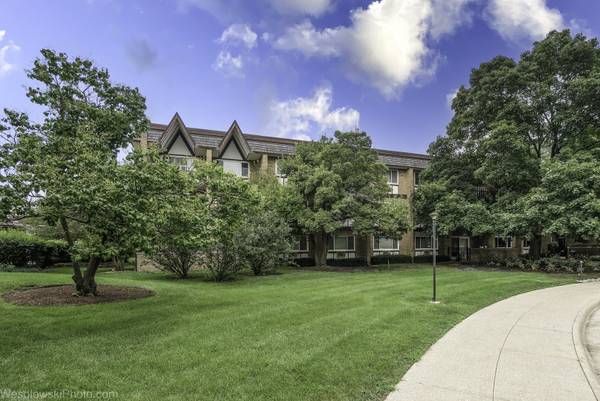 360 Claymoor RD #2C, Hinsdale, IL 60521