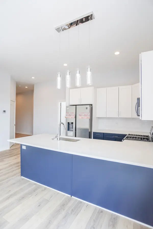 2402 W Carmen AVE #406, Chicago, IL 60625