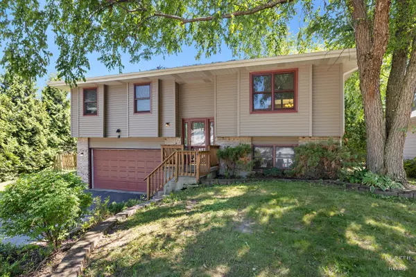 558 Barbary LN, Woodstock, IL 60098