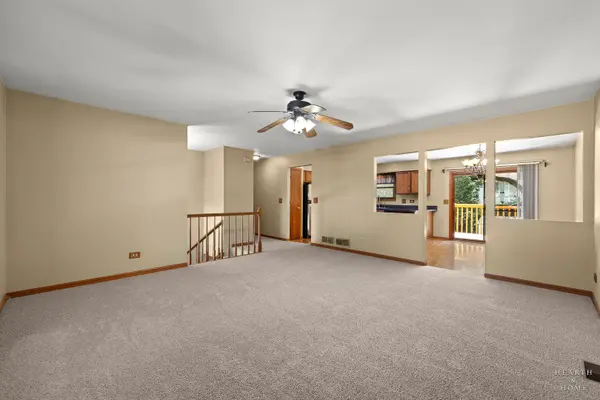 558 Barbary LN, Woodstock, IL 60098