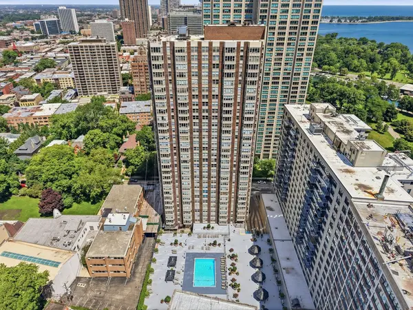 525 W Hawthorne PL #608, Chicago, IL 60657